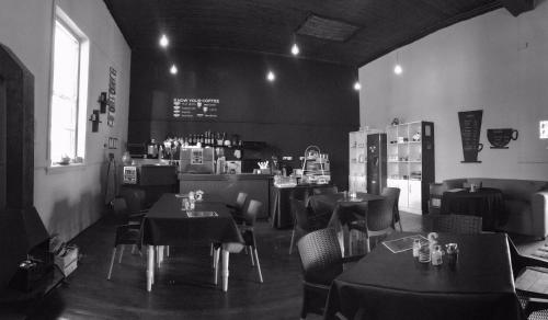 een restaurant met tafels en stoelen in een kamer bij Hendersons Lodge Ltd in Senekal