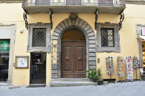 a building with a brown door and a balcony at Allegra Toscana - Affittacamere Guest house Arezzo in Arezzo