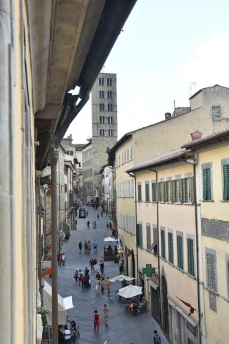 a group of people walking down a city street at Allegra Toscana - Affittacamere Guest house Arezzo in Arezzo