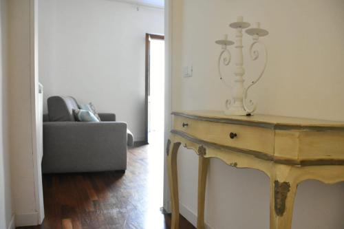 a living room with a table with a lamp on it at Allegra Toscana - Affittacamere Guest house Arezzo in Arezzo