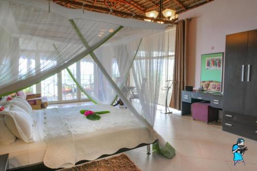 فيلا فلور دي ليس في Makunduchi: غرفة نوم بها سرير عليه زهور