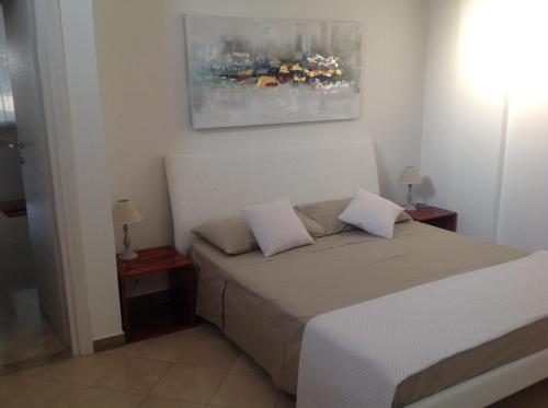 una camera da letto con un letto con due cuscini sopra di casa La sorgente di Carlo Magno a Otranto