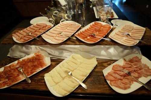 ホテルの敷地内または近くでの食事または食べ物