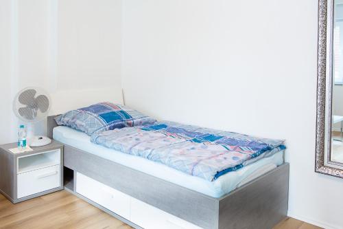 a bed in a room with a mirror at Holidayapartment Rüsselsheim in Rüsselsheim
