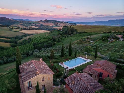 an aerial view of a house with a swimming pool at Poggio ai Gelsi in Pienza