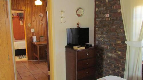 A television and/or entertainment centre at Carey 43 Bed & Breakfast
