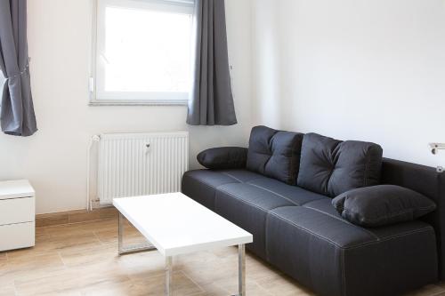 a living room with a couch and a table at Holidayapartment Rüsselsheim in Rüsselsheim