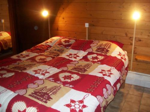 Una cama o camas en una habitación de le chalet de la vallée