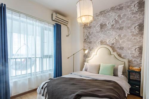 a bedroom with a bed and a large window at Chengdu Qingyang·Southwestern University of Finance And Economics Locals Apartment 00154480 in Chengdu