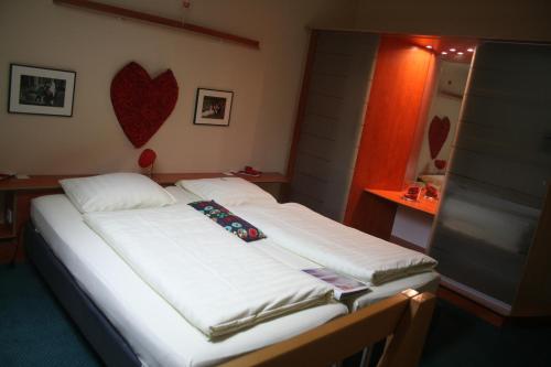 Ein Bett oder Betten in einem Zimmer der Unterkunft Gourmet & Relax Hotel De La Sure