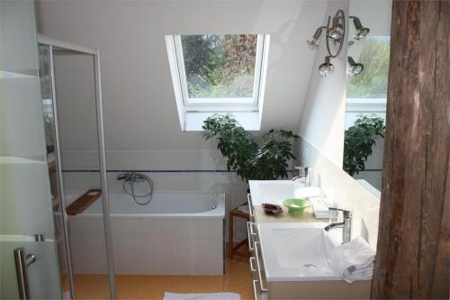 La salle de bains est pourvue d'un lavabo et d'une baignoire. dans l'établissement Hotel und Freizeitanlage Rauch-Hof, à Stainz