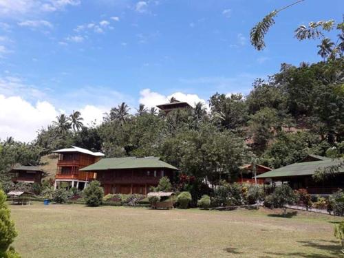 un gruppo di case su una collina con alberi di Botanica Nature Resort a Bitung