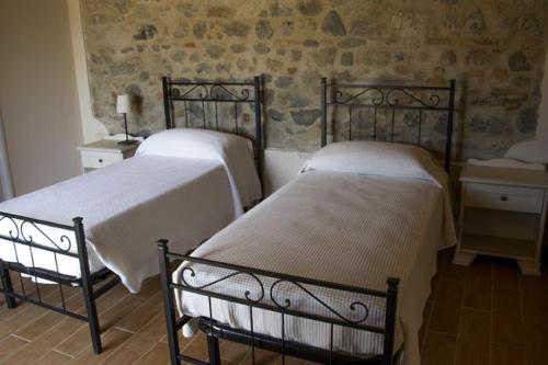 duas camas sentadas num quarto com em Agriturismo 'A Lanterna em Marina di Monasterace