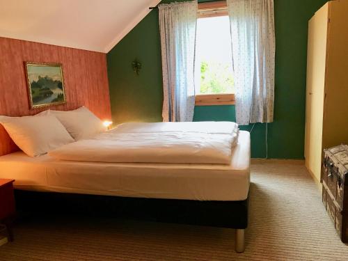a bedroom with a large bed with a window at Lofoten Hillside Lodge in Alstad