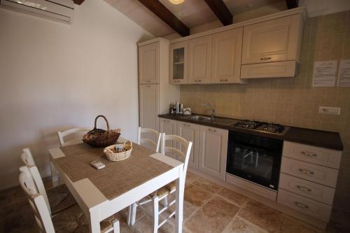 Kuchyň nebo kuchyňský kout v ubytování Trullo Rinaldi - Private Pool and Sauna