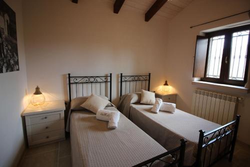 2 letti singoli in una camera con 2 lampade di Trullo Rinaldi - Private Pool and Sauna a Castellana Grotte