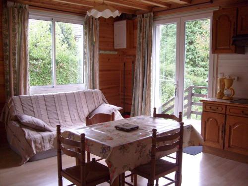 un soggiorno con tavolo e divano di Gîte meublé Les Centaurées a Saint-Martin-en-Vercors