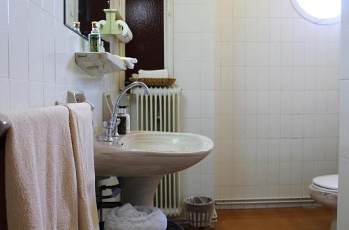 un bagno con lavandino e WC di Pelion's Finest Estate a Káto Lekhónia