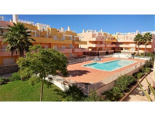 vista para um edifício com piscina em Terraços Vista Mar Royal Cabanas em Cabanas de Tavira