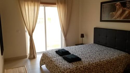 - une chambre avec un lit doté de 2 sacs noirs dans l'établissement Terraços Vista Mar Royal Cabanas, à Cabanas de Tavira