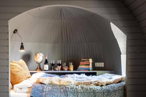Bett in einem Zimmer mit Torbogen in der Unterkunft Konglehytta in Strandlykkja