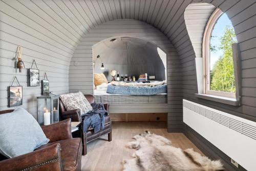 1 dormitorio con 1 cama en una habitación abovedada en Konglehytta en Strandlykkja