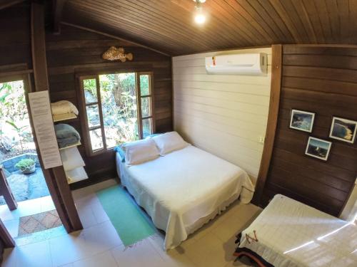 a bedroom with a bed in a room with a window at Kitnet e Suite Morada Aguiar - Chalé in Abraão