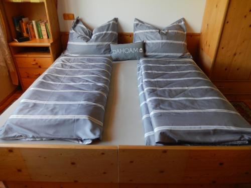 dos camas sentadas una al lado de la otra en un dormitorio en "Gletscherblick" en Bad Aussee