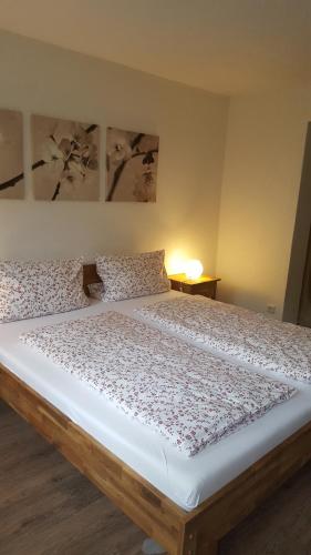 uma cama grande num quarto com um colchão branco em Ferienwohnung Tislenko em Rust