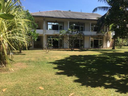 Un jardín fuera de Raja Beach Hotel