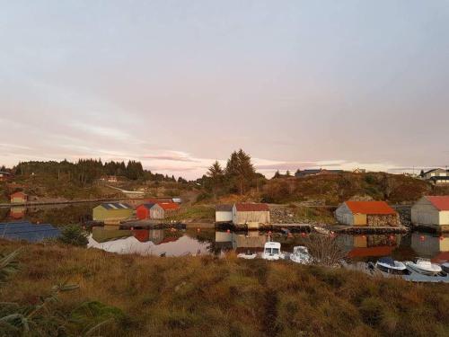 a group of houses and boats in a body of water at Kuvågen 23 in Vågenes