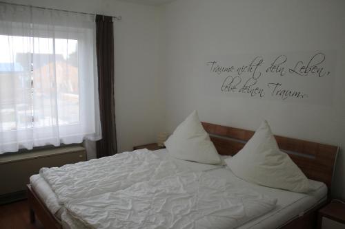 ヴィンターベルクにあるFerienwohnung Baum in Winterbergのベッドルーム1室(壁に看板付)