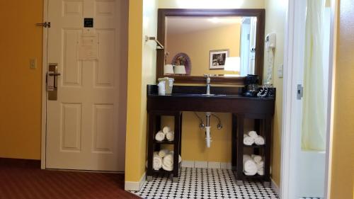 La salle de bains est pourvue d'un lavabo et d'un miroir. dans l'établissement Dew Drop Inn, à Forks