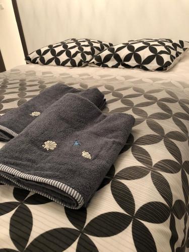 un lit avec deux serviettes dessus dans l'établissement Gîte centre historique Colmar, à Colmar