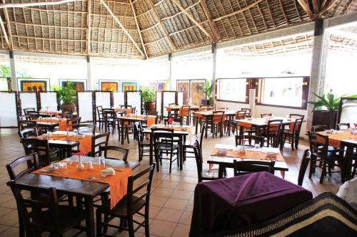 Ресторант или друго място за хранене в Uroa Bay Beach Resort