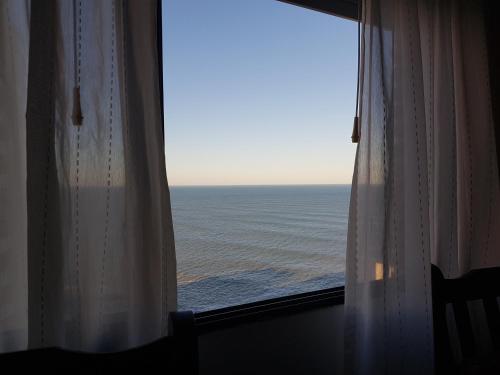 Una vista general del mar o el mar tomado desde el aparthotel