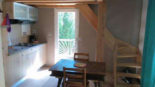 メルイユにあるSpa Cabanon de Charme - Le Garagaïの小さなキッチン(テーブル、階段付)