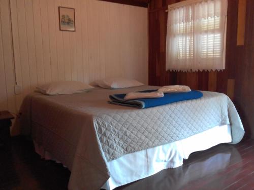 سرير أو أسرّة في غرفة في Pousada Casa Amarela
