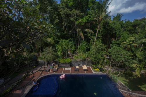 Vista sulla piscina di Dewangga Ubud o su una piscina nei dintorni