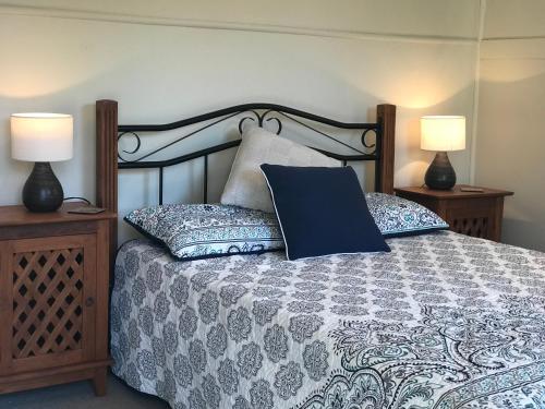 Una cama o camas en una habitación de Riverview Cottage