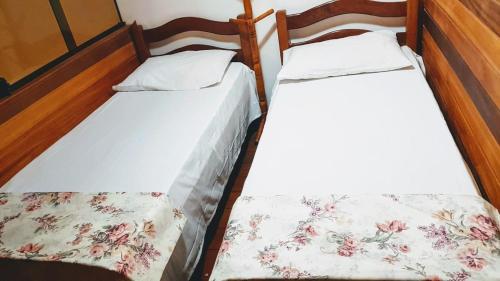 zwei Betten nebeneinander in einem Zimmer in der Unterkunft Flat Winterwille Gravatá in Gravatá