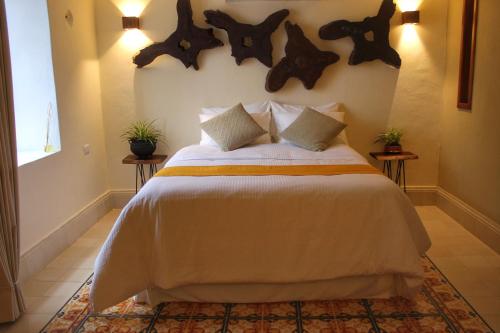 a bedroom with a large bed with a wooden headboard at Verde Morada in Valladolid