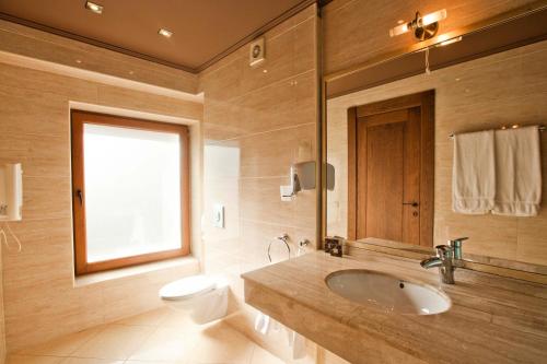 uma casa de banho com um lavatório e um WC em Ventura Boutique Hotel em Varna City