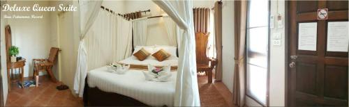 dwa zdjęcia sypialni z łóżkiem w pokoju w obiekcie Bua Patumma Resort w mieście Mae Sai