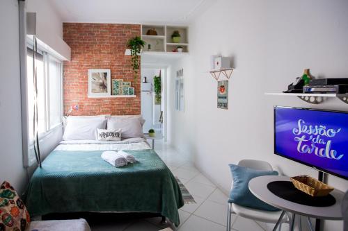 a bedroom with a bed and a brick wall at Sossego na Cidade Baixa in Porto Alegre