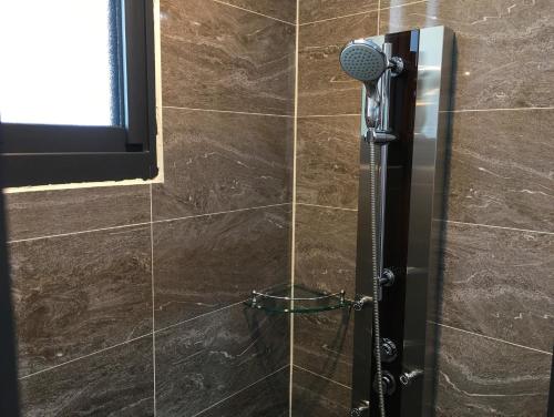 Ένα μπάνιο στο PULI GuanPu Fallsview Stay House