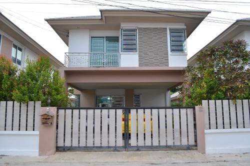 una casa con una valla blanca delante en Modern room at Sabai Sabai Homestay Ayutthaya, en Phra Nakhon Si Ayutthaya
