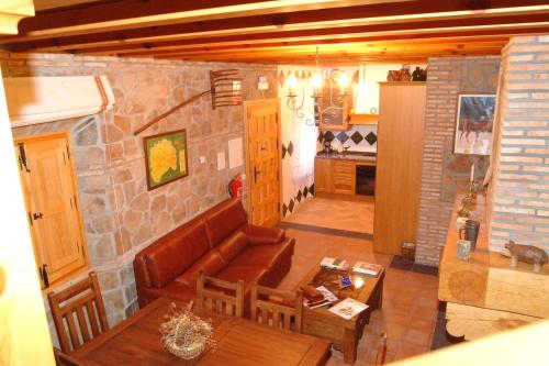 sala de estar con sofá y mesa en Casa Rural María Victoria, en Navas de Estena