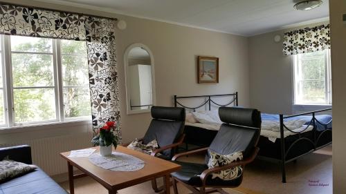 een slaapkamer met een bed en een tafel en stoelen bij Solmyra 56 Gästhem in Solmyra