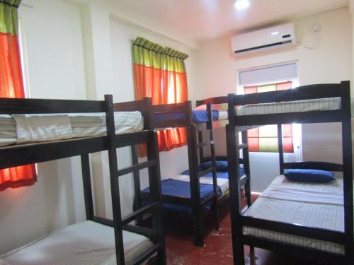 Postel nebo postele na pokoji v ubytování Kandy Backpackers Hostel